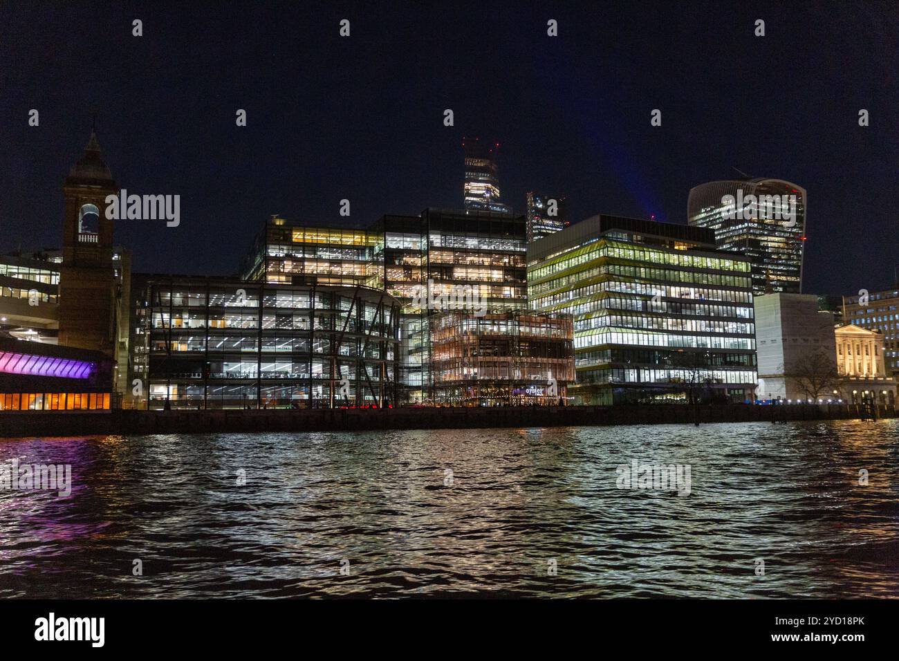 Die Londoner Themse beleuchtet Stockfoto