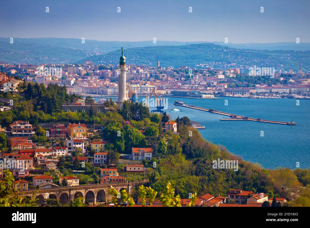 Triester Leuchtturm und Panoramablick auf die Stadt Stockfoto