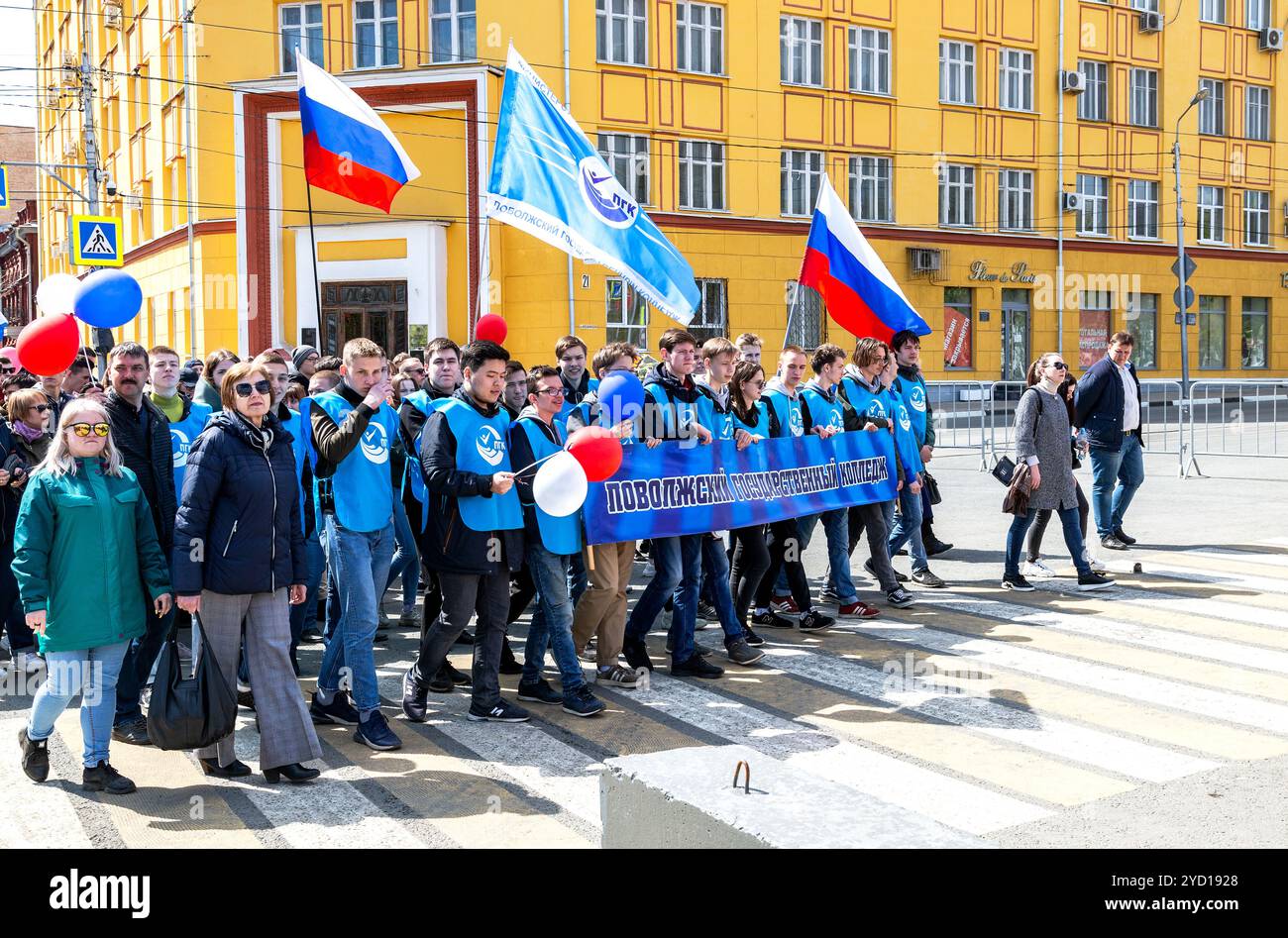 Leute mit Flaggen auf der Vorführung am 1. Mai Stockfoto