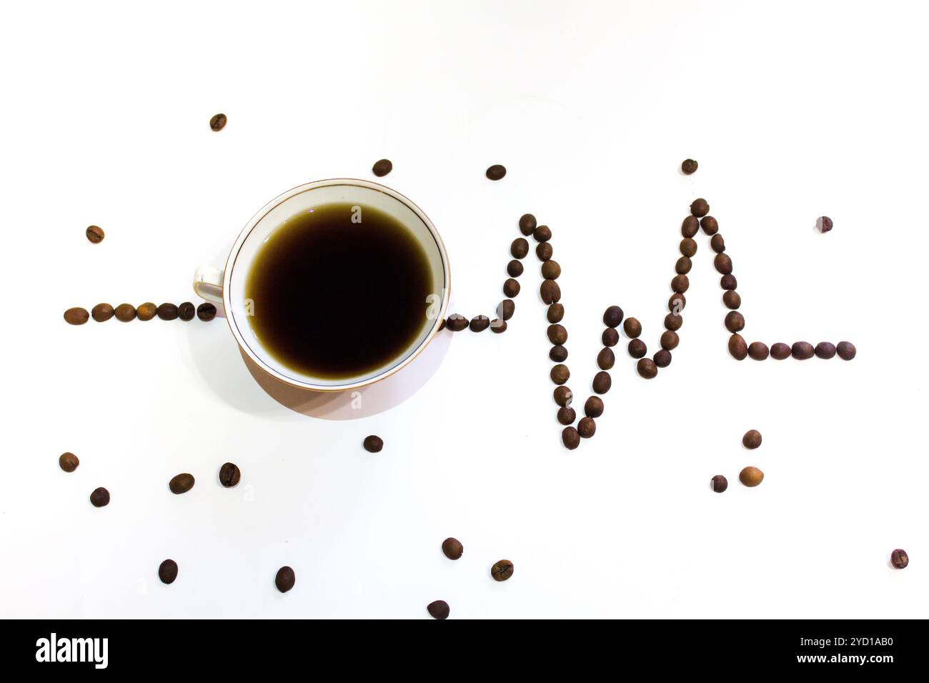 Tasse Kaffee und Kaffeebohnen isoliert auf weißem Hintergrund. Schwarzer Kaffee Stockfoto