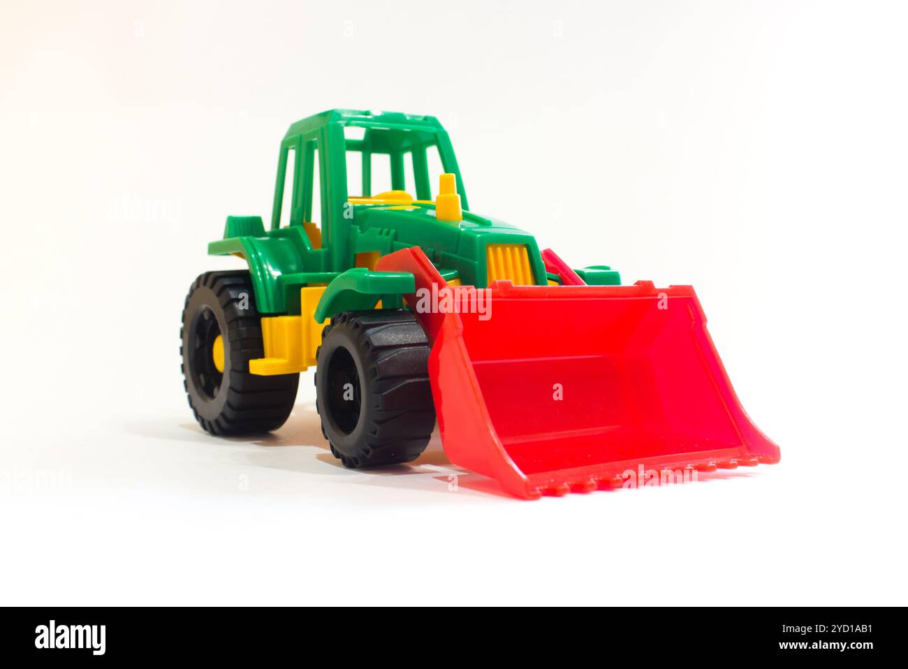 Spielzeugtraktor isoliert auf weißem Hintergrund. Kinderspielzeug. Isoliertes Objekt Stockfoto