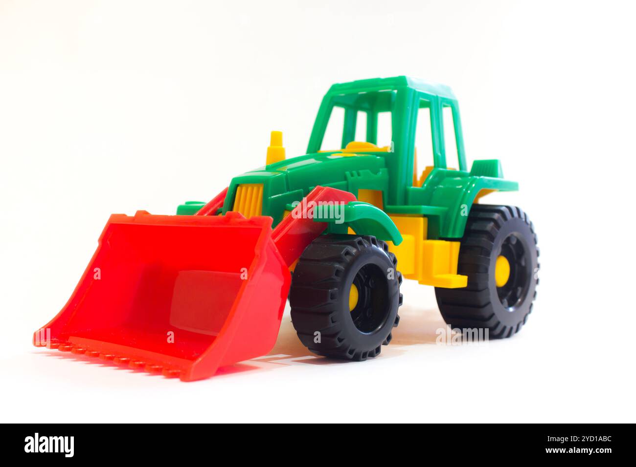 Spielzeugtraktor isoliert auf weißem Hintergrund. Kinderspielzeug. Isoliertes Objekt Stockfoto