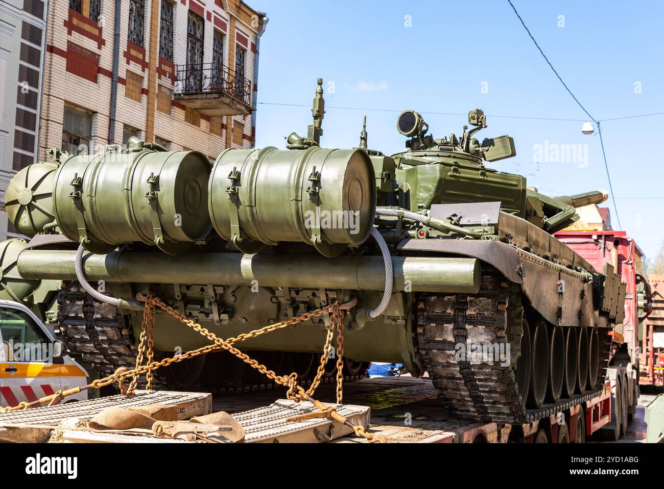 Transport des schweren Armeepanzers T-72B3 auf einer Laderaumplattform Stockfoto