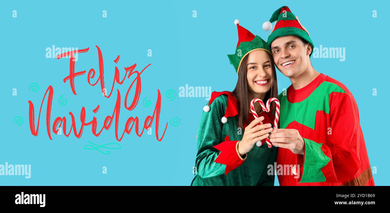 Glückliches Paar in Elfenkostümen und Text FELIZ NAVIDAD (Spanisch für frohe Weihnachten) auf hellblauem Hintergrund Stockfoto