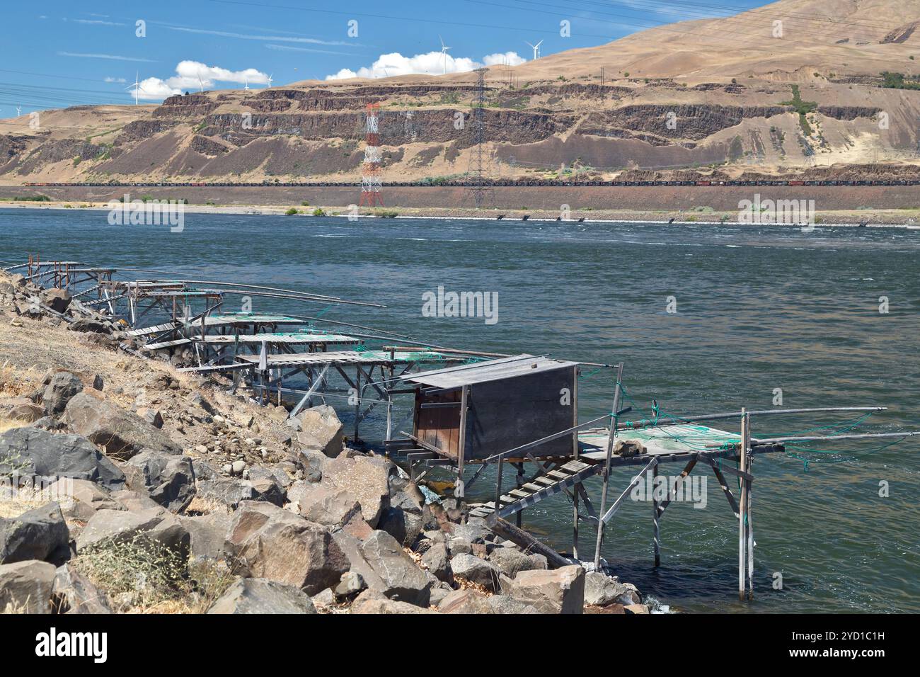 Einheimische Angelplattformen, Columbia River, John Day Lock & Dam, in der Nähe von Rufus, Oregon (Südseite). Stockfoto