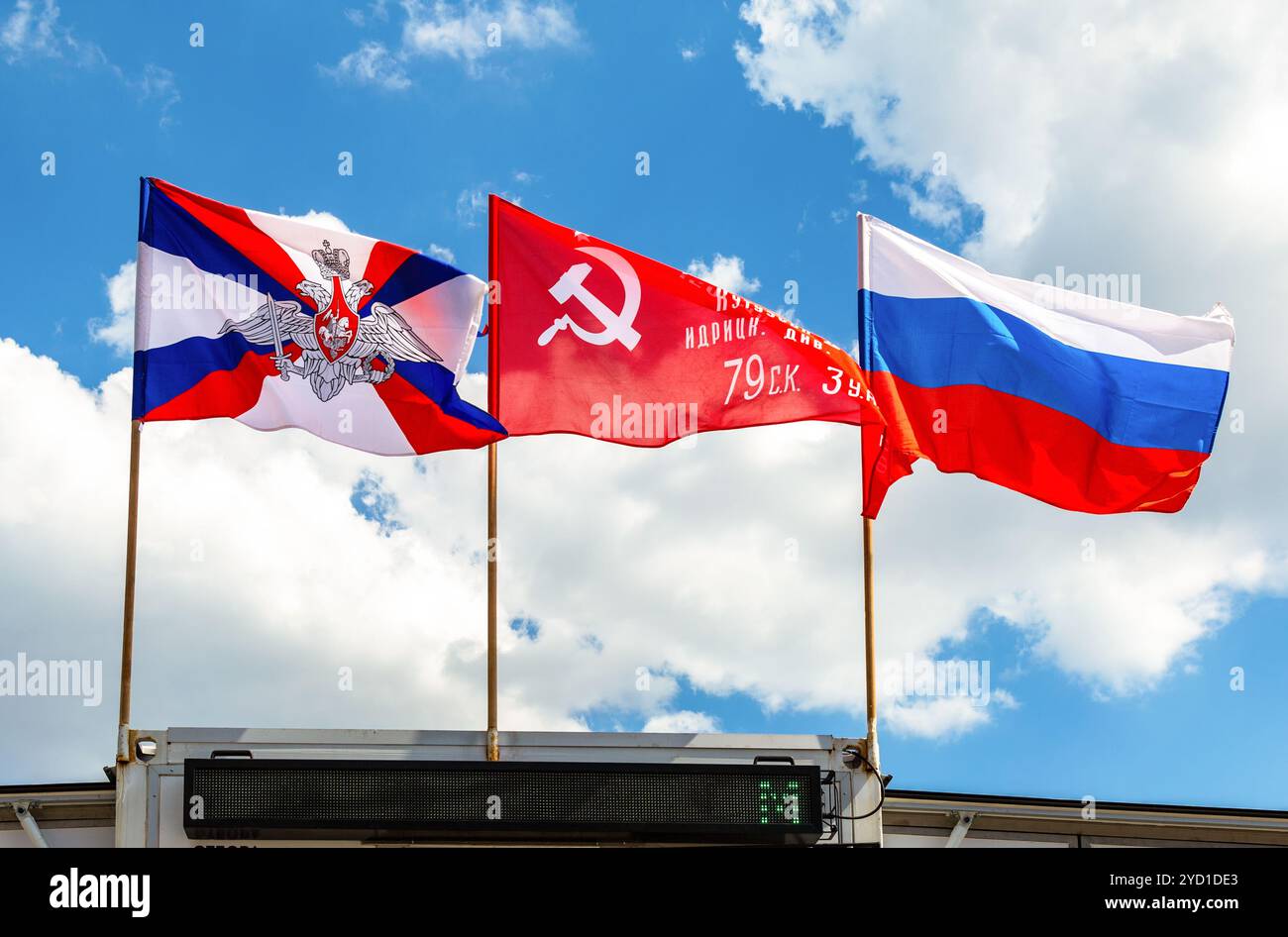 Flaggen des Verteidigungsministeriums, Siegesflagge und Staatsflagge Russlands Stockfoto