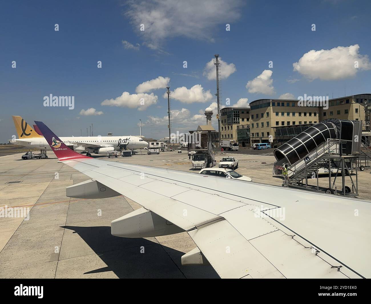 Kapstadt Westkap Südafrika. 15.02.2024. Gewerbliche Luftfahrzeuge, die auf dem Vorfeld am Flughafen Kapstadt besteuert werden. Stockfoto