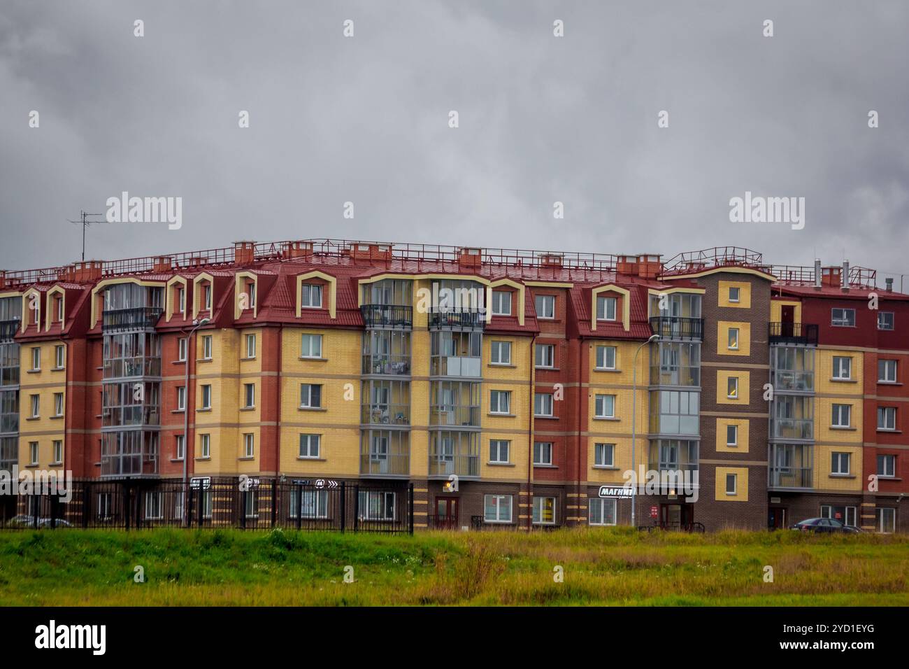 Fenster eines hohen, mehrstöckigen Wohnhauses. Hohes Gebäude. Wohnhochhaus. Stockfoto
