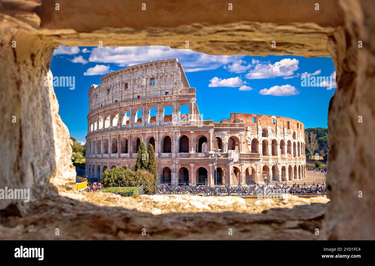 Panoramablick auf das Kolosseum von Rom durch ein Steinfenster Stockfoto