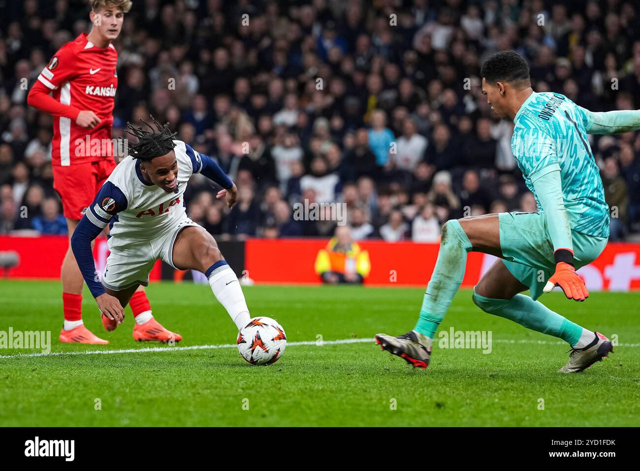 London, Großbritannien. Oktober 2024. LONDON, ENGLAND - 24. OKTOBER: Wilson Odobert von Tottenham Hotspurs, Rom Jayden Owuso Oruro Torhüter der AZ in Aktion während eines MD3-Spiels der UEFA Europa League 2024/25 League zwischen Tottenham Hotspur und AZ Alkmaar am 24. Oktober 2024 in London. (Foto von Jan Mulder/Orange Pictures) Credit: Orange Pics BV/Alamy Live News Stockfoto