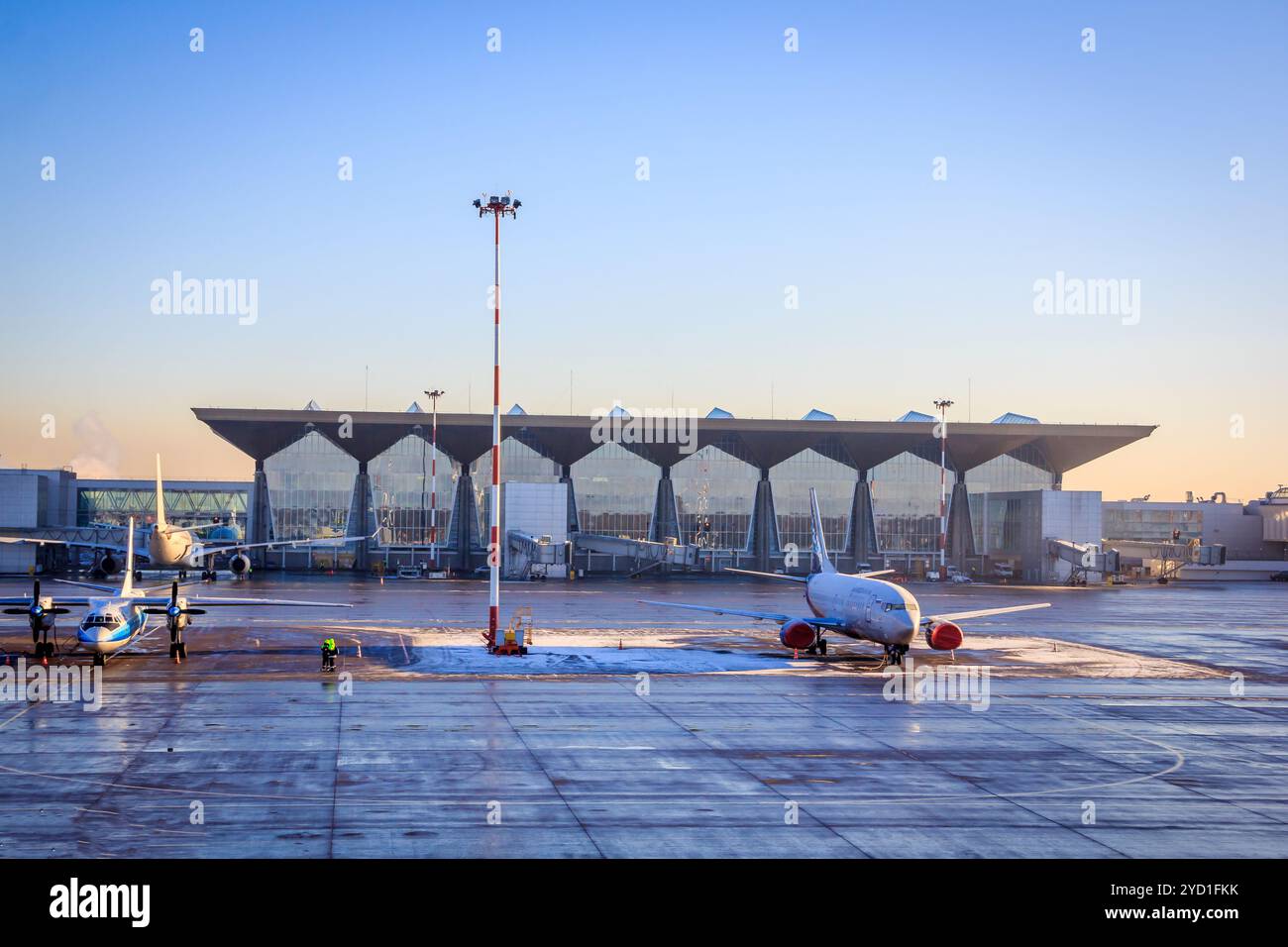 Das Flugzeug der Fluggesellschaft Russland. Flugzeug am Flughafen. Personenbeförderung. Offizielle Herbstbeobachtung in Pulkovo November Stockfoto