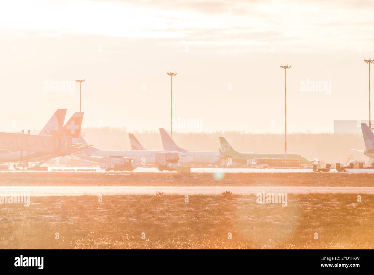 Das Flugzeug am Flughafen bei Sonnenuntergang. Personenbeförderung. Offizielle Herbstbeobachtung in Pulkovo 28. November 2018, Russland St. Stockfoto