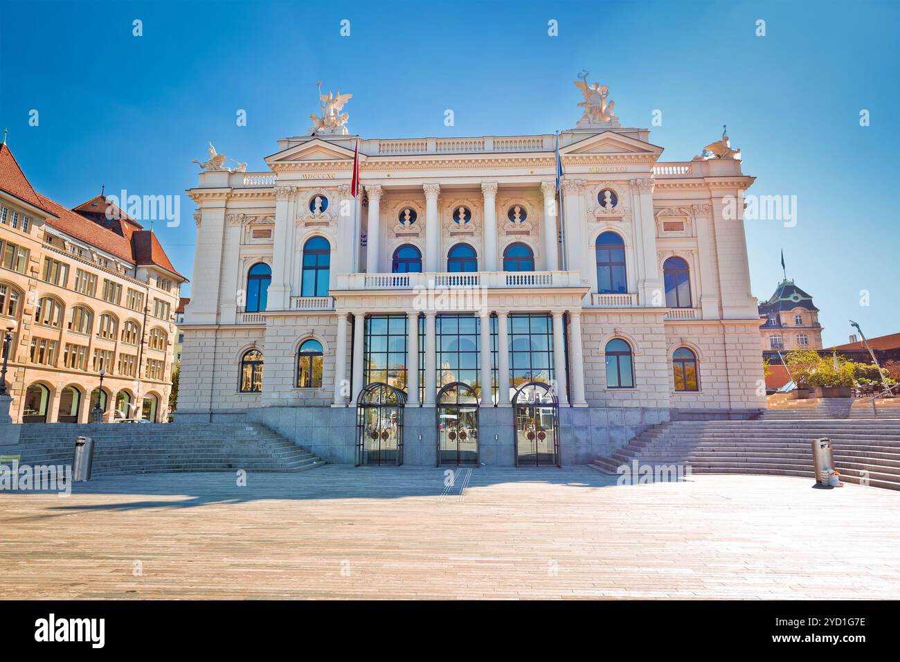 Blick auf die Oper Zürich und den Sechselautenplatz, Stockfoto