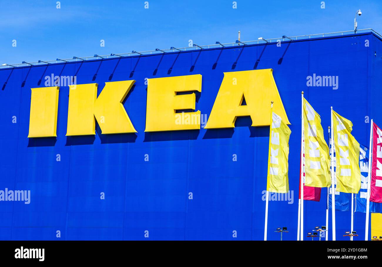 IKEA-Flaggen in der Nähe des IKEA-Stores Stockfoto