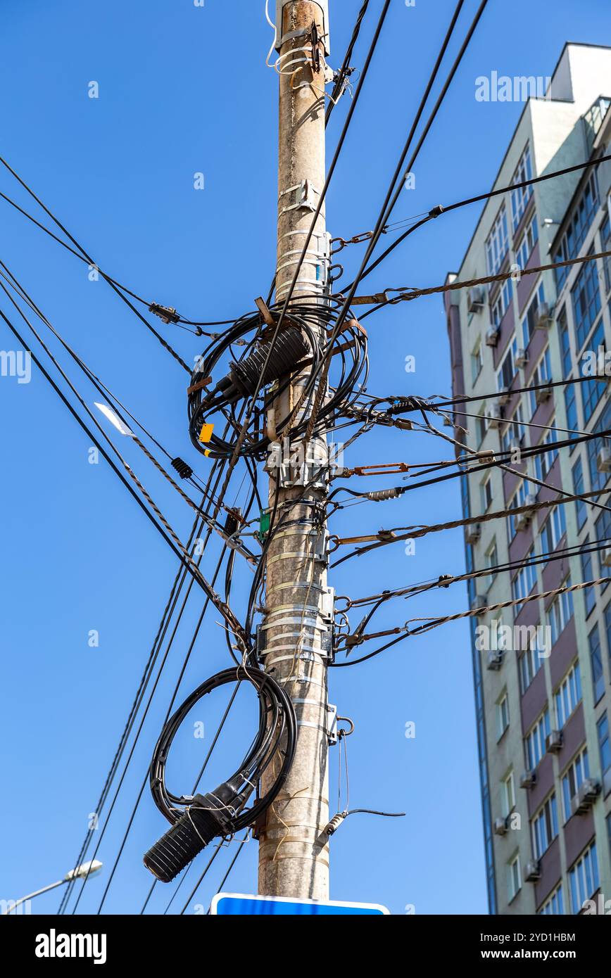 Strom- und Kommunikationskabel sind am Stab befestigt Stockfoto