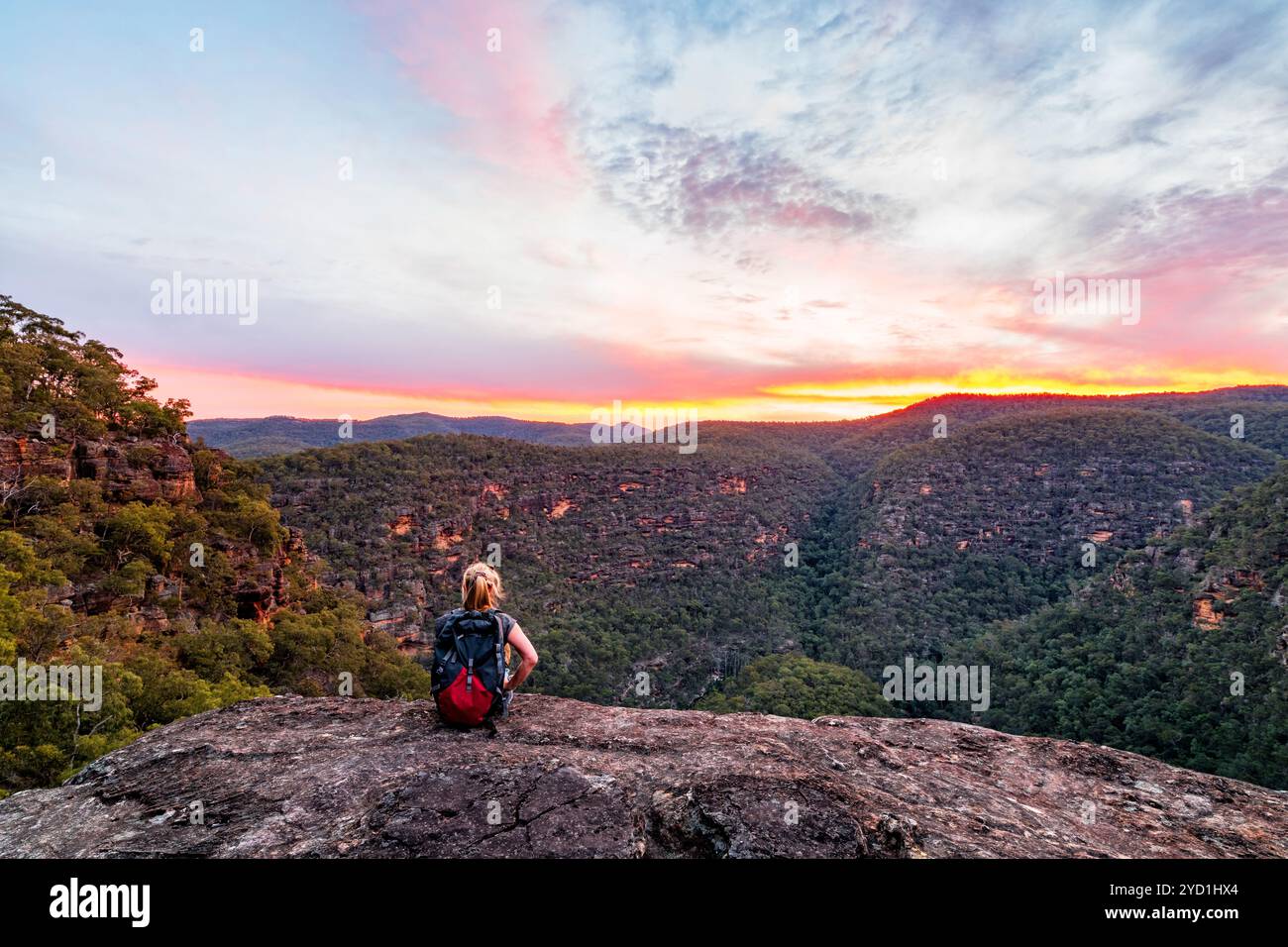 Frau in der Wildnis der Berge Stockfoto