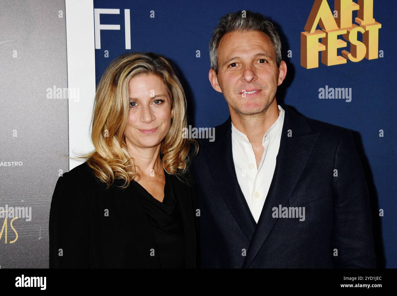 HOLLYWOOD, KALIFORNIEN - 23. OKTOBER: (L-R) Sara Bernstein und Justin Wilkes nehmen am 2024 23. Oktober 2024 am AFI fest am Eröffnungsabend der Weltpremiere von „Music by John Williams“ im TCL Chinese Theatre Teil. Quelle: Jeffrey Mayer/JTMPhotos, International/MediaPunch Stockfoto