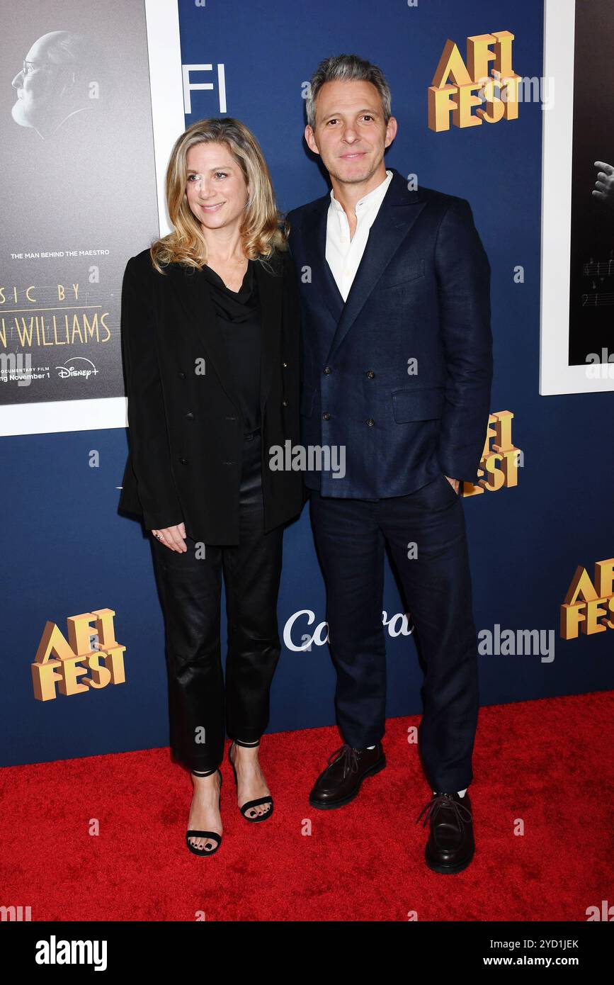 HOLLYWOOD, KALIFORNIEN - 23. OKTOBER: (L-R) Sara Bernstein und Justin Wilkes nehmen am 2024 23. Oktober 2024 am AFI fest am Eröffnungsabend der Weltpremiere von „Music by John Williams“ im TCL Chinese Theatre Teil. Quelle: Jeffrey Mayer/JTMPhotos, International/MediaPunch Stockfoto