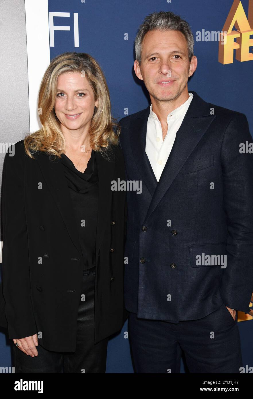 HOLLYWOOD, KALIFORNIEN - 23. OKTOBER: (L-R) Sara Bernstein und Justin Wilkes nehmen am 2024 23. Oktober 2024 am AFI fest am Eröffnungsabend der Weltpremiere von „Music by John Williams“ im TCL Chinese Theatre Teil. Quelle: Jeffrey Mayer/JTMPhotos, International/MediaPunch Stockfoto