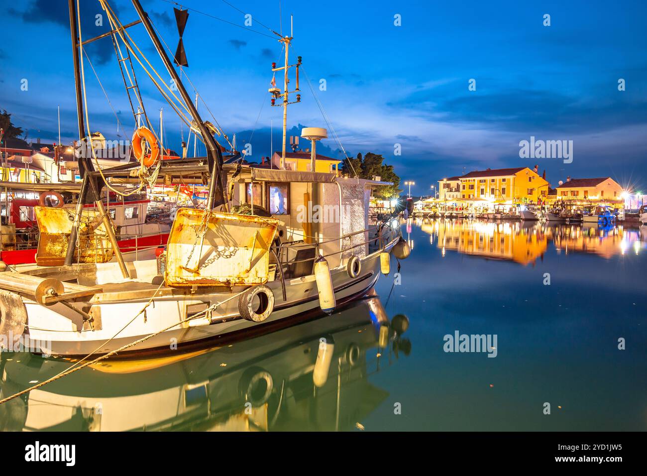 Blick auf den Hafen von Novigrad Istarski und die Fischereiflotte am Abend Stockfoto