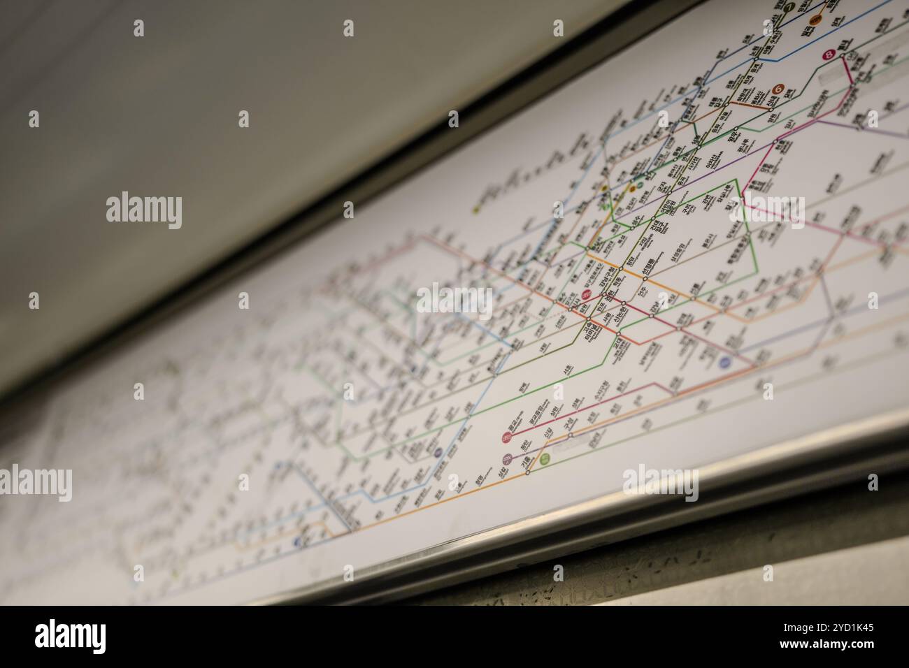 Karte eines U-Bahn-Systems mit vielen Linien und Nummern. Die Zahlen sind in verschiedenen Farben und in einem Raster angeordnet Stockfoto