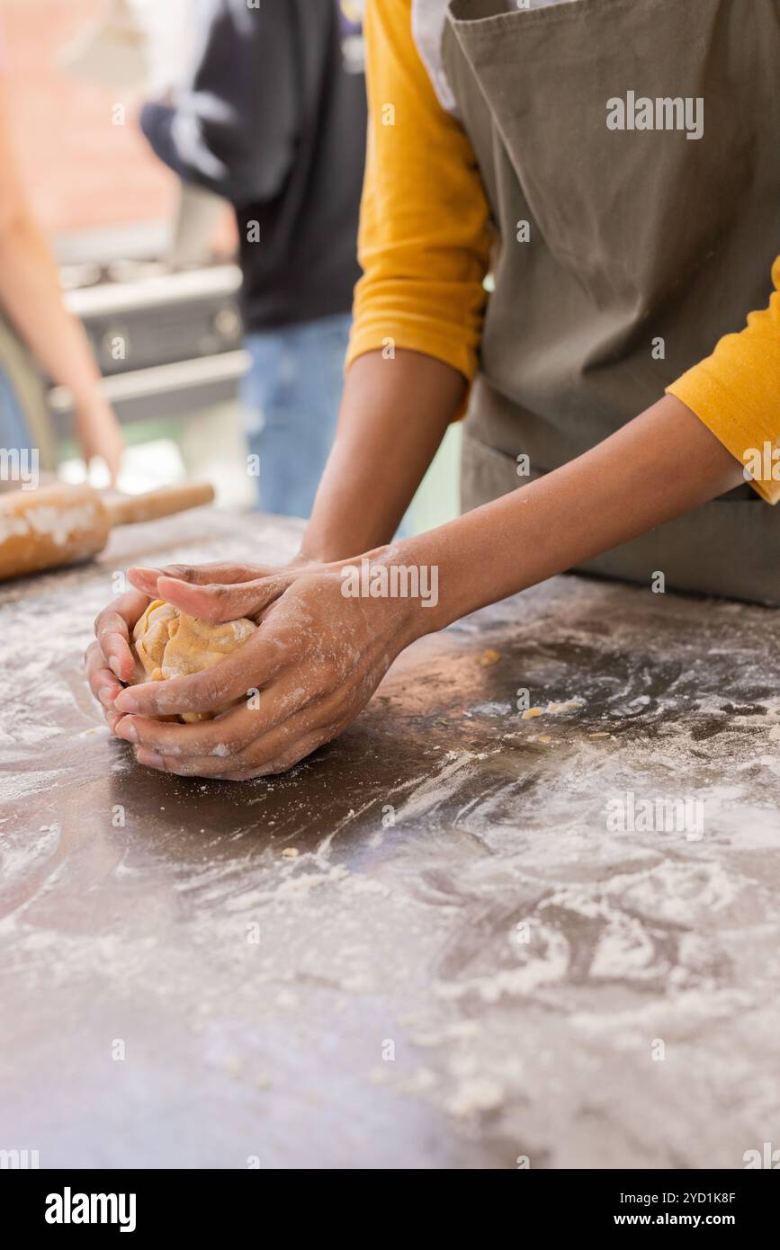 Weihnachten, Frau knete Teig auf bemehlter Oberfläche in der Küche Stockfoto