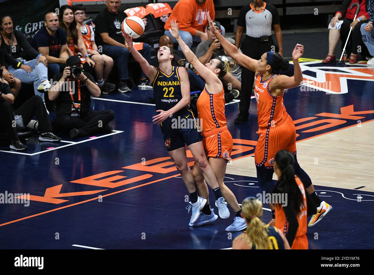 Uncasville, Connecticut, USA. September 2024. Indiana Fever Guard Caitlin Clark (22) schießt den Ball, während er von Connecticut Sun Guard Marina Mabrey (4) und Connecticut Sun Stürmer Brionna Jones (42) in Spiel 1 der ersten Runde der WNBA Playoffs zwischen Indiana Fever und Connecticut Sun in der Mohegan Sun Arena in Uncasville, Connecticut, verteidigt wird. Erica Denhoff/CSM/Alamy Live News Stockfoto