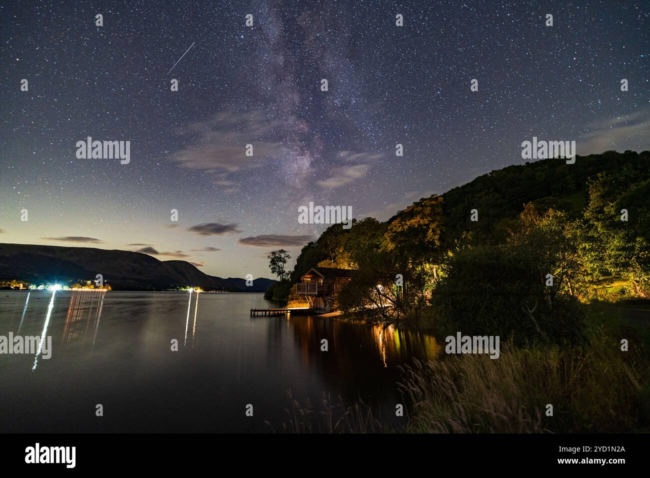 Blick auf die Milchstraße über das Bootshaus Duke of Portland auf Ullswater im englischen Lake District Stockfoto