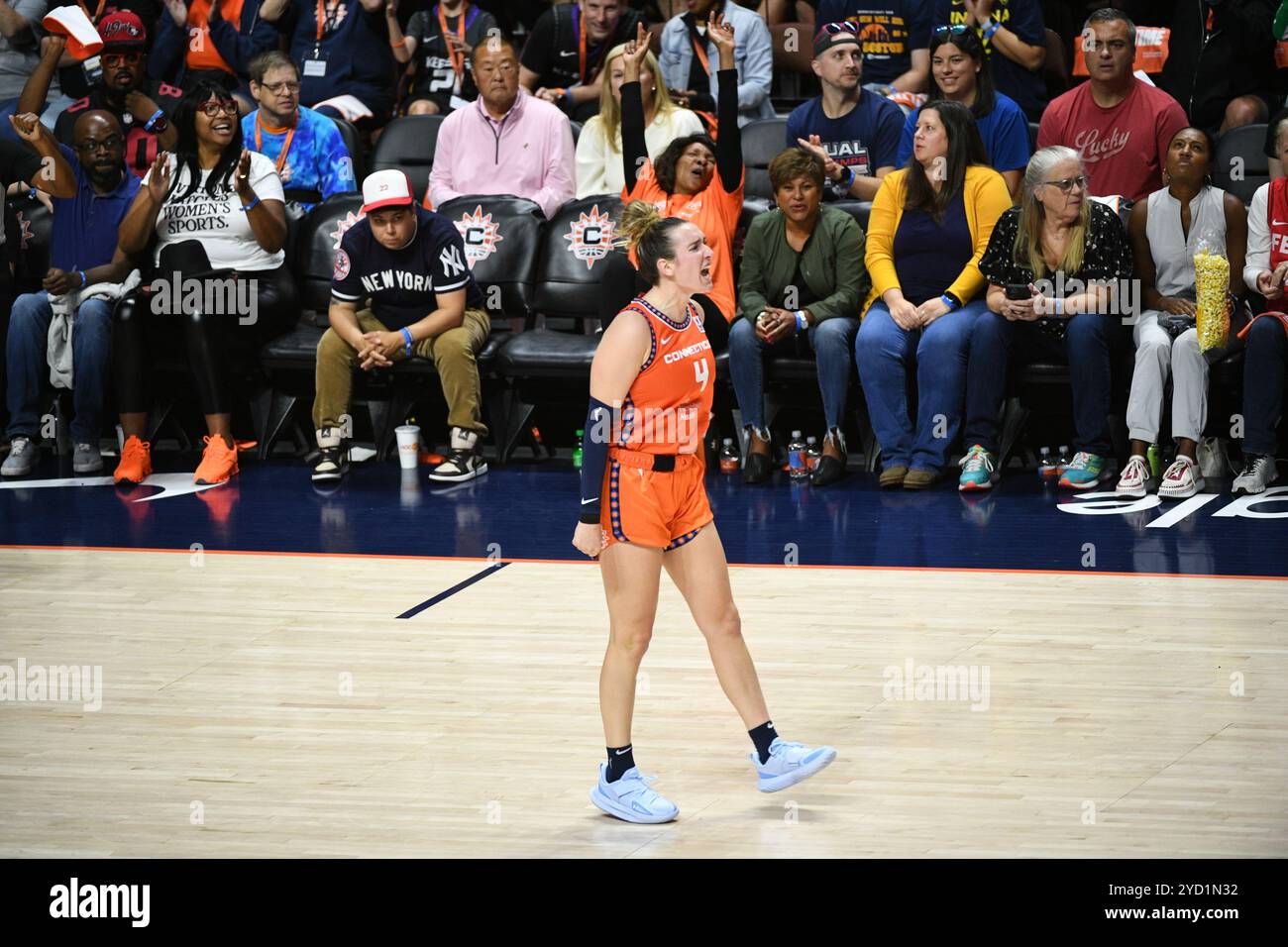 Uncasville, Connecticut, USA. September 2024. Connecticut Sun Guard Marina Mabrey (4) reagiert während des ersten Spiels der WNBA Playoffs zwischen dem Indiana Fever und der Connecticut Sun in der Mohegan Sun Arena in Uncasville, Connecticut. Erica Denhoff/CSM/Alamy Live News Stockfoto