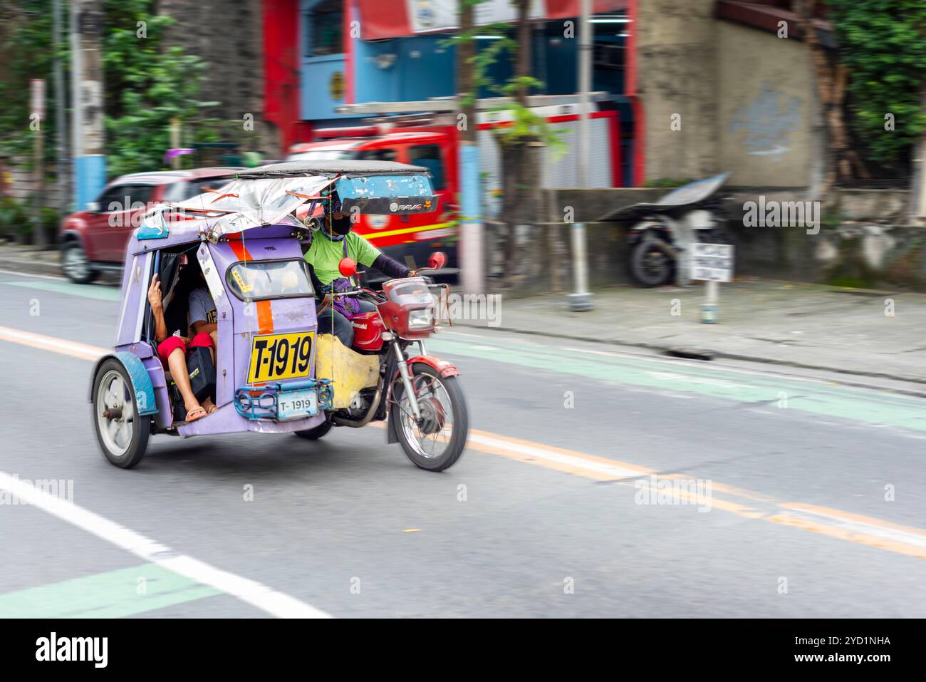 Manila-13. Januar 2023: Motorradtaxi mit einem kleinen, engen, überdachten Beiwagen aus Metall für Passagiere. Ein beliebtes günstiges Verkehrsmittel in der Stadt. Stockfoto