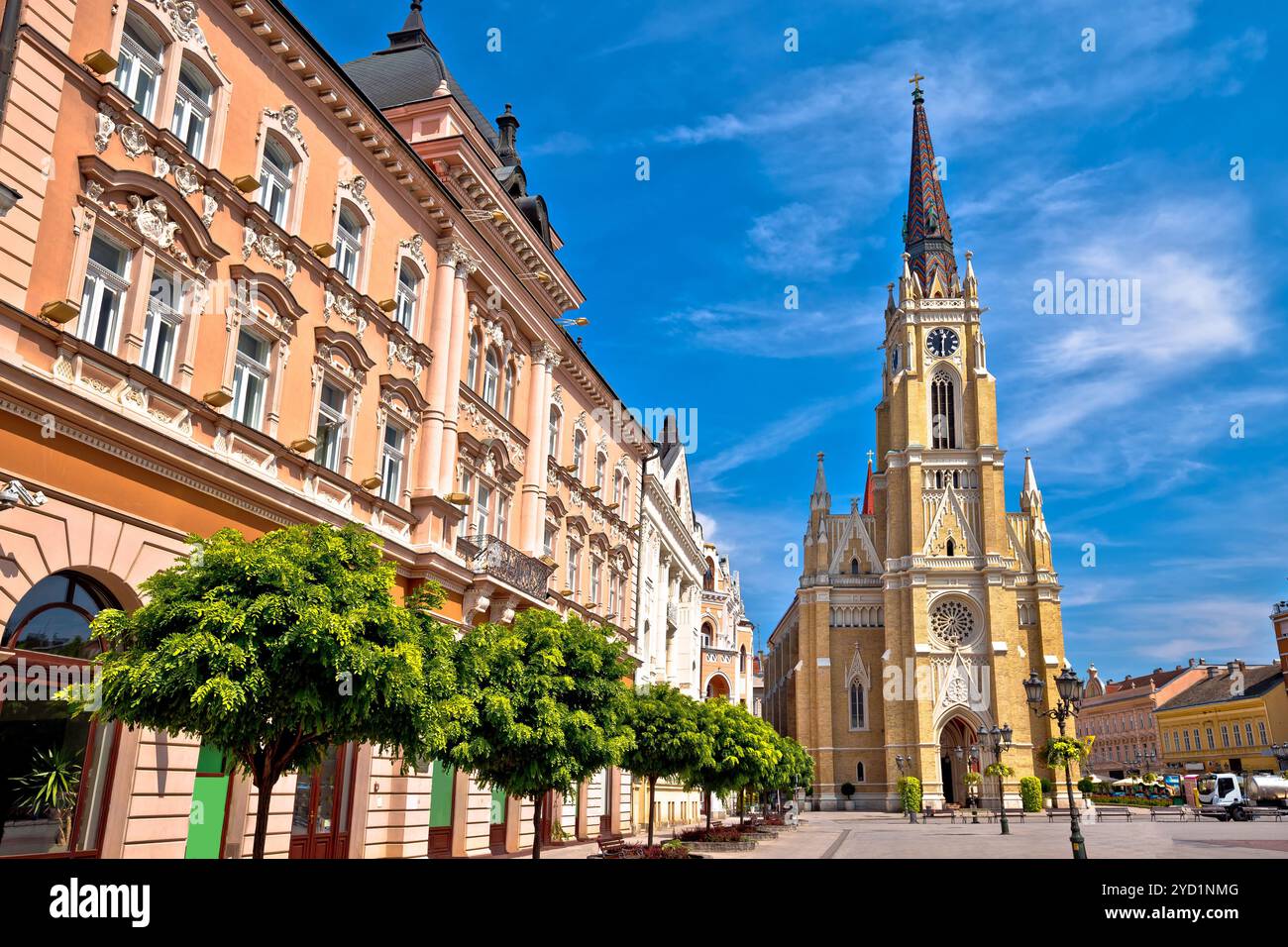 Blick auf den Platz Novi Sad und die Architektur der Straße Stockfoto