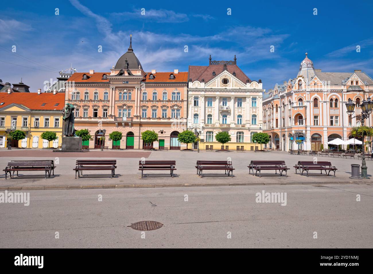 Freiheitsplatz in Novi Sad Bögen und Blick auf die Architektur Stockfoto