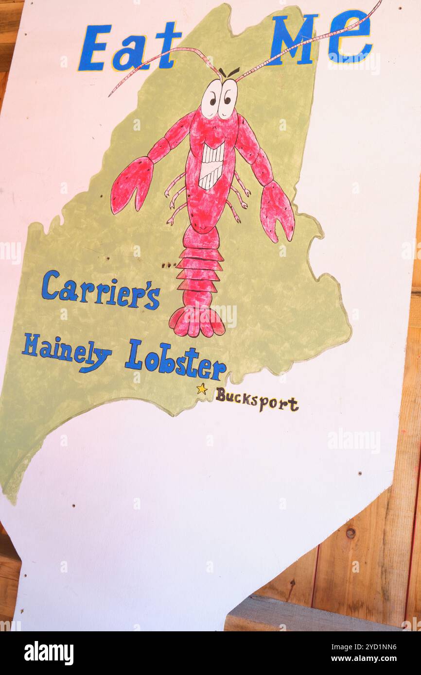 Ein lustiges, handgemaltes Zeichen von Hummer und Staat, auf dem steht: "ISS mich." Bei Carriers hauptsächlich Lobster Pound Restaurant in Bucksport, Maine, USA. Stockfoto
