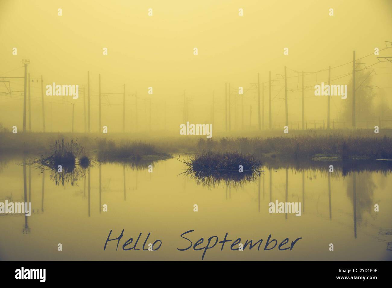 „Hallo September“-Banner. Neuer Monat. Grußkarte. Goldener Herbst. Der Text im Foto. . Nebel Düsteres Wetter Stockfoto