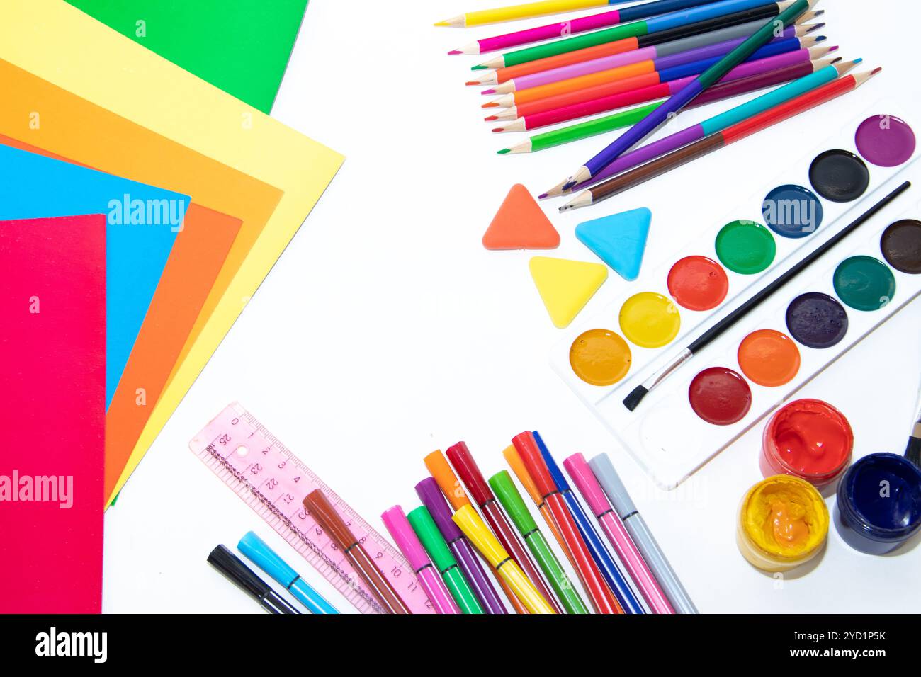 Zurück zur Schule. Vorbereitung auf das Schuljahr. Briefpapier isoliert auf weißem Hintergrund. Helle Schreibwaren. Hallo Schule. Stati Stockfoto