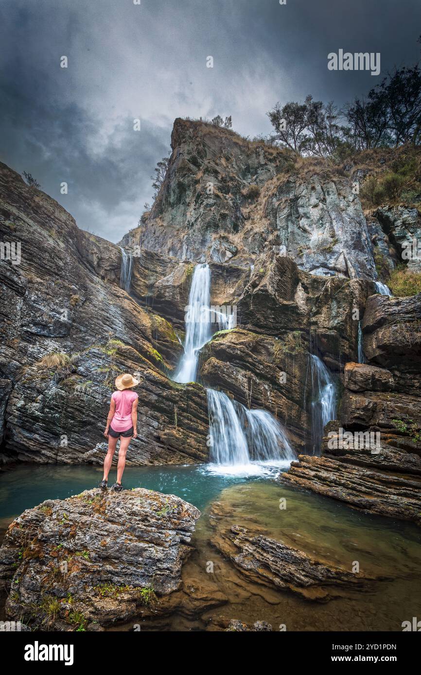 Reisende stehen in Ehrfurcht, stimmungsvoller Himmel, Kalksteinklippen, Wasserfällen und blauen Wasserlöchern Stockfoto