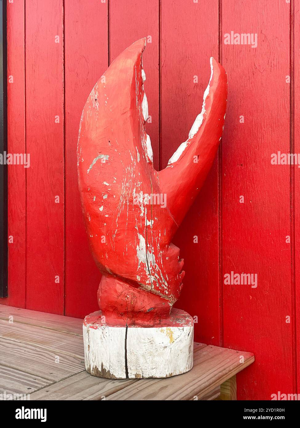 Eine riesige, rote, hölzerne Hummerklauenskulptur, Statue. Im Perry Long's Lobster Shack, Pound in Surry, Maine, USA. Stockfoto