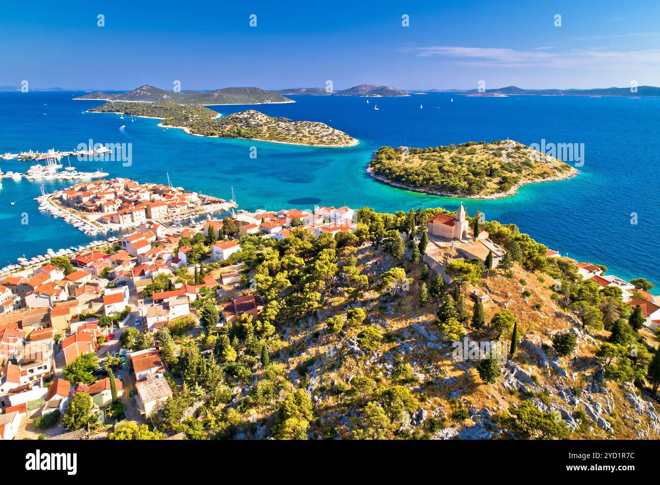 Dalmatinische Stadt Tribunj Kirche auf einem Hügel und erstaunliche türkis Archipel Luftaufnahme, Dalmatien Region von Kroatien Stockfoto