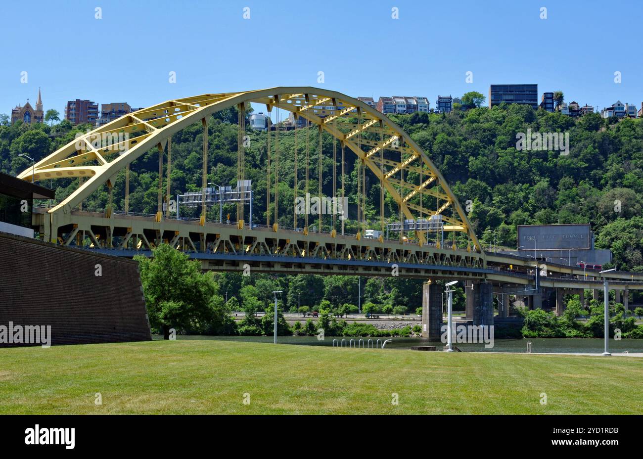 Die im Jahr 1959 eröffnete Fort Pitt Bridge mit Doppeldeck von Pittsburgh, die vom Point State Park aus gesehen wird, führt den Verkehr der Interstate 376 über den Monongahela River. Stockfoto