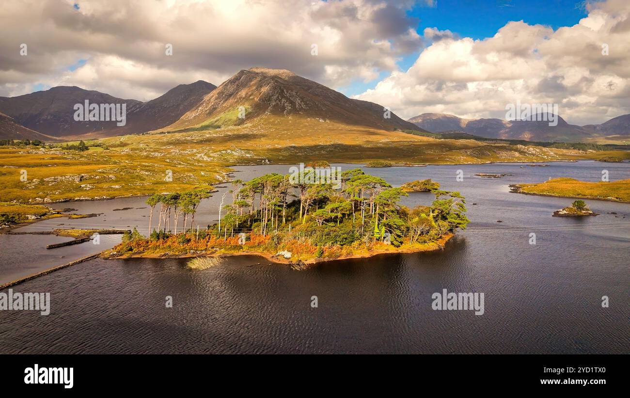Derryclare Lough - ein berühmter See im Connemara-Nationalpark in Irland Stockfoto
