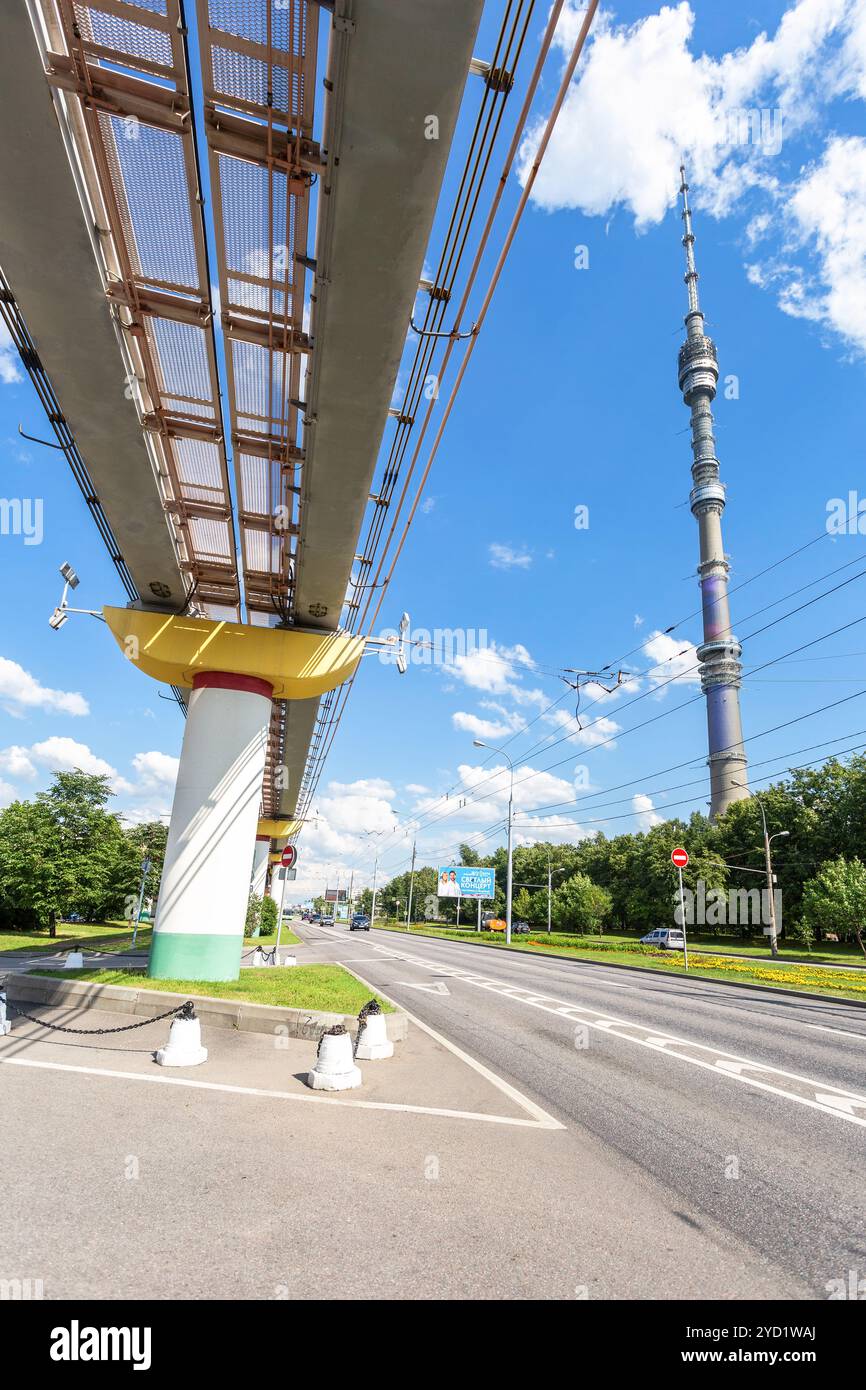 Moskau, Russland - Juli 8, 2019: Moskau monorail Straße mit Blick auf Fernsehturm Ostankino auf dem Hintergrund Stockfoto