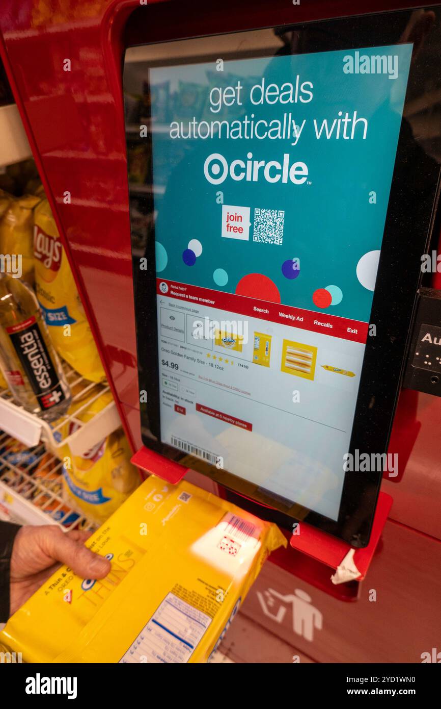 Der Target Manhattan Herald Square bietet eine große Auswahl an Waren, 2024, New York City, USA Stockfoto