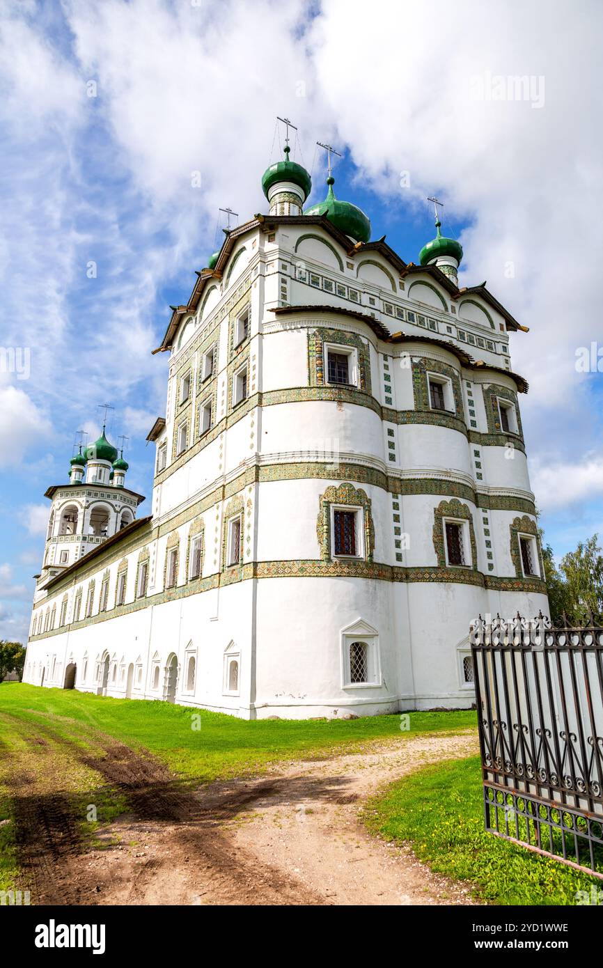 Die Kirche des Heiligen Johannes des Theologen im Kloster Nicolo-Vyashishchski Stockfoto