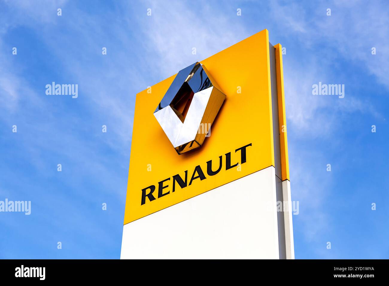 In Weliki Nowgorod, Russland - 23. August 2019: Renault Händler Zeichen gegen den blauen Himmel. Renault ist eine französische multinationalen Fahrzeughersteller Stockfoto