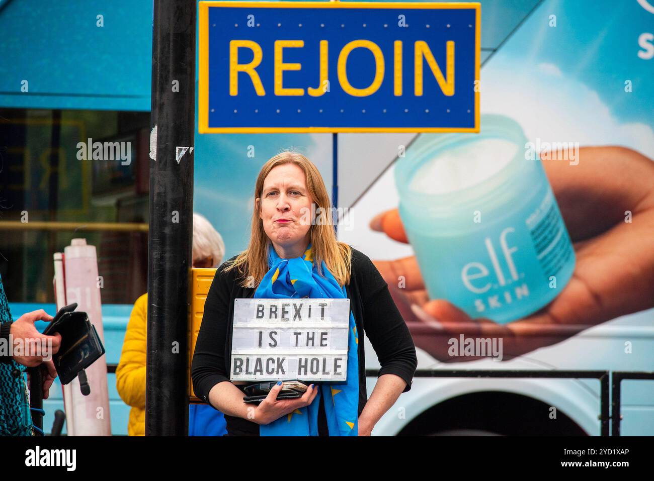 London, Großbritannien. Oktober 2024. Ein Demonstrant hält während des Protestes ein Plakat. Der britische Anti-Brexit-Aktivist Steve Bray und seine Freunde fanden mittwochs an der Ecke des Parliament Square in London, Großbritannien, ihre jährliche EU-Demonstration statt. (Foto: Krisztian Elek/SOPA Images/SIPA USA) Credit: SIPA USA/Alamy Live News Stockfoto