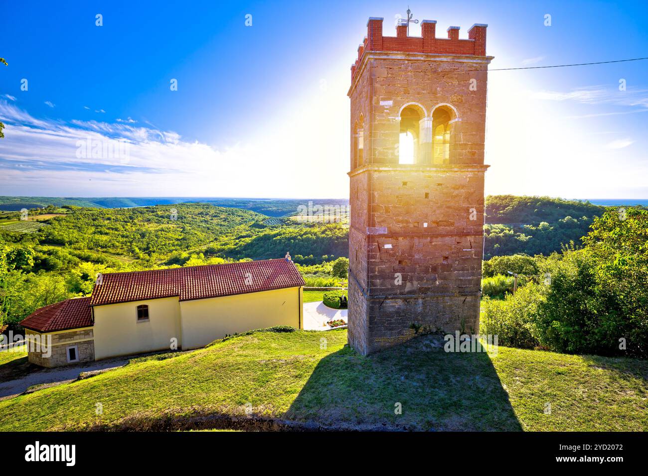 Steinturm von Krasica und Blick auf die grüne Landschaft istriens, Stockfoto