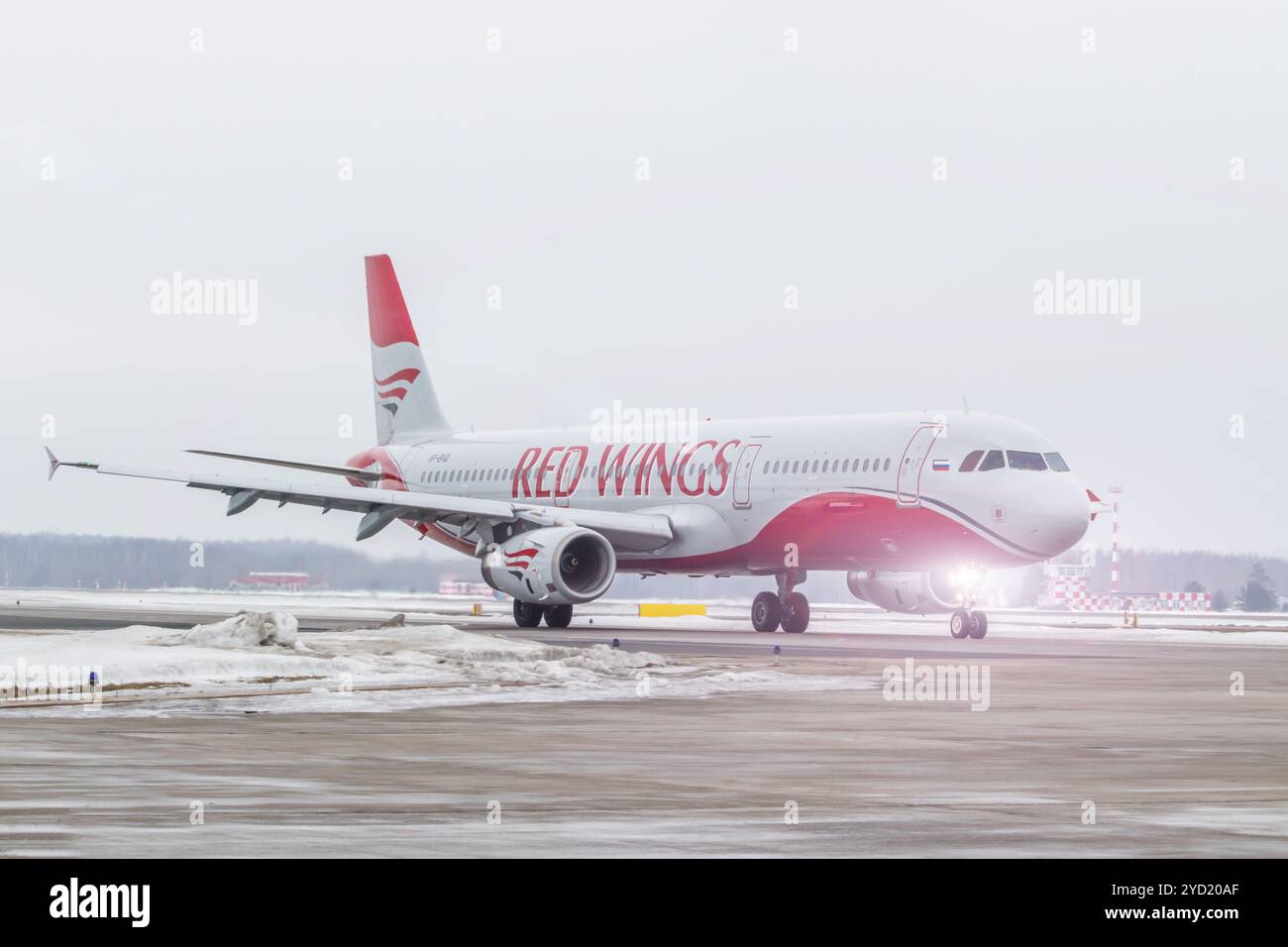 Flugzeug am Flughafen im Winter. Flugzeug am Flughafen. Russischer Flughafen. Offizielle Winterbeobachtung in Pulkovo am 19. Februar 2019. Stockfoto