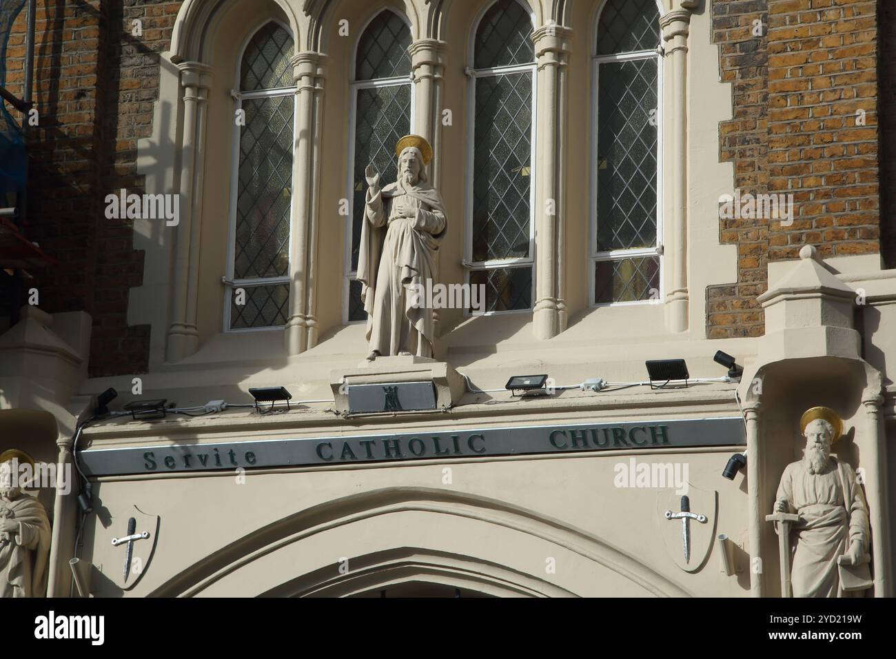 Statue von Jesus Christus über dem Eingang der Servitischen Katholischen Kirche (Our Lady of Dolours) Chelsea London England Stockfoto