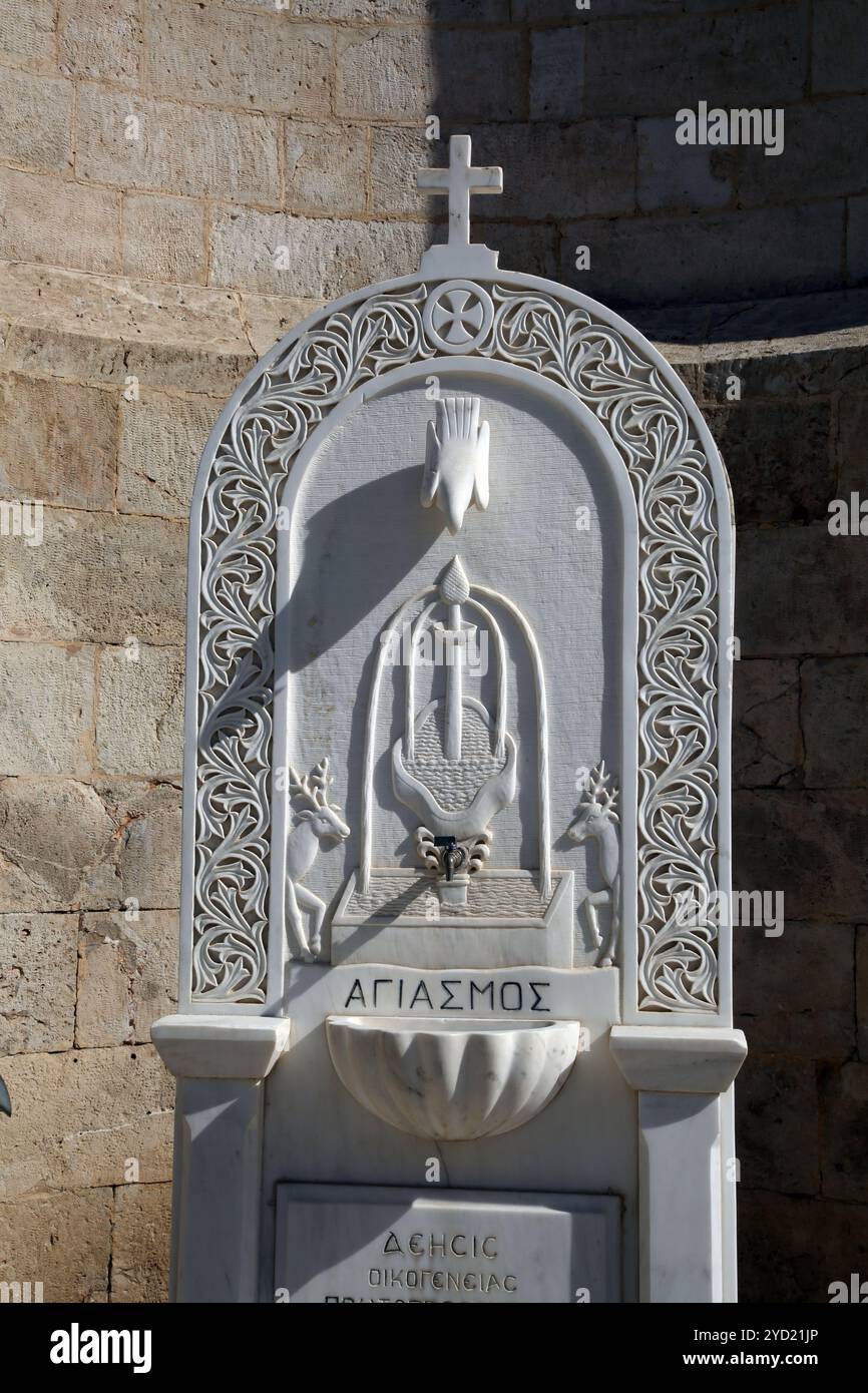 Heilige Konstantin und Helen griechisch orthodoxe Kirche lazaraki glyfada athen attika griechenland Marmorbrunnen Stockfoto