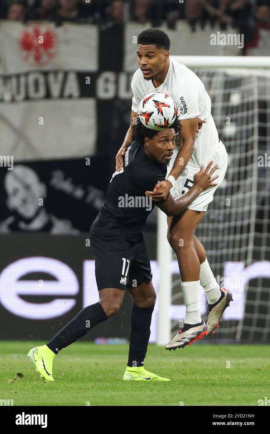 Frankfurt, Deutschland. Oktober 2024. UEFA Europa League - Eintracht Frankfurt - Rigas FS am 24.10.2024 im Deutsche Bank Park in Frankfurt Cedric Kouadio (Riga 17) gegen Aurele Amenda (Frankfurt 5) Foto: Osnapix Credit: dpa/Alamy Live News Stockfoto